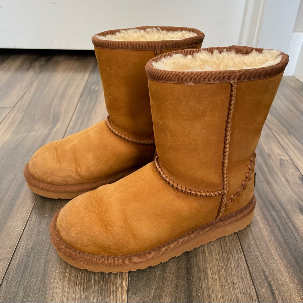 UGG kid’s Classic Mini Brown Boots Size US 13